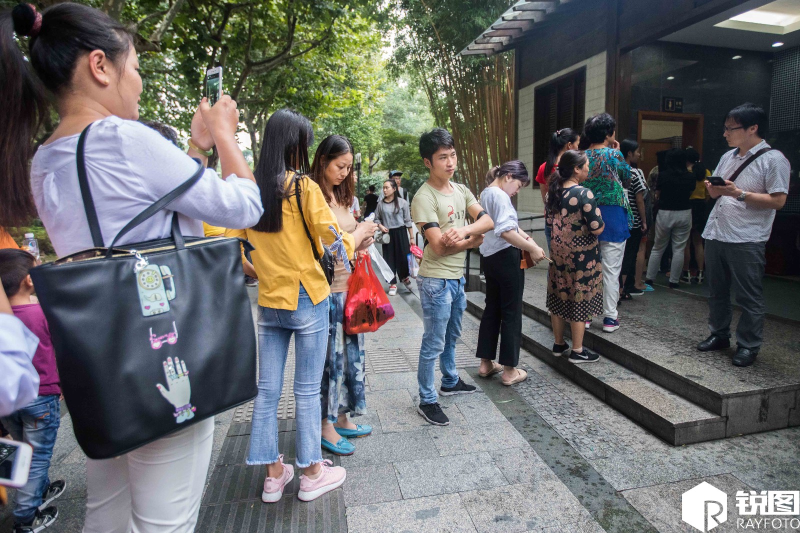 景区女厕前排长队 竟有男生也排在里面|厕所|女厕|景区_新浪网