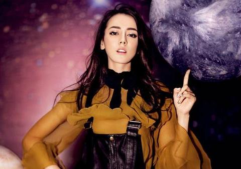 邓伦谈起迪丽热巴时一脸害羞直说特别好,伦巴