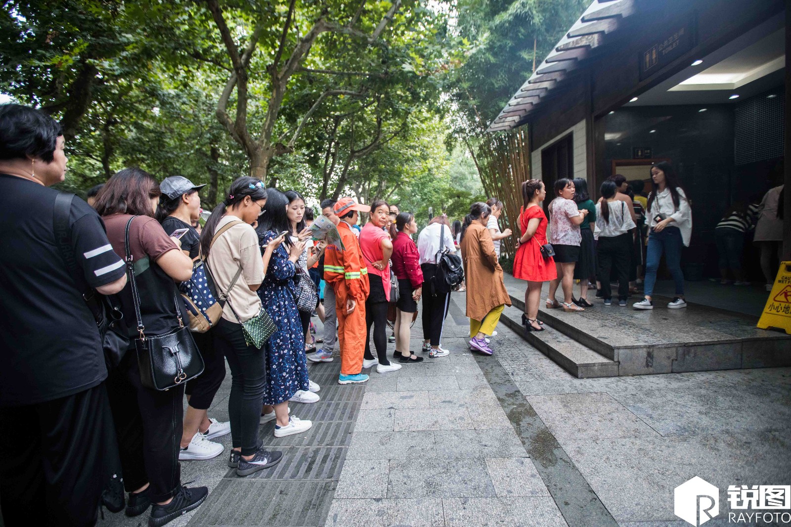 景区女厕前排长队 竟有男生也排在里面
