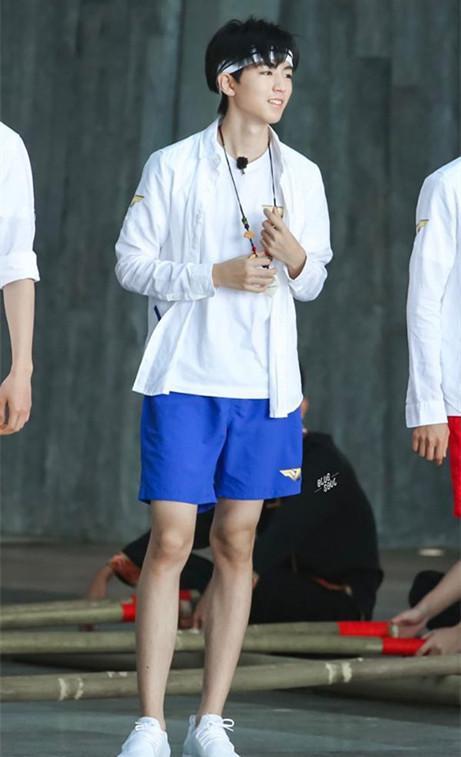 王俊凯晒背着滑板的造型,有没有青春少年的感觉?