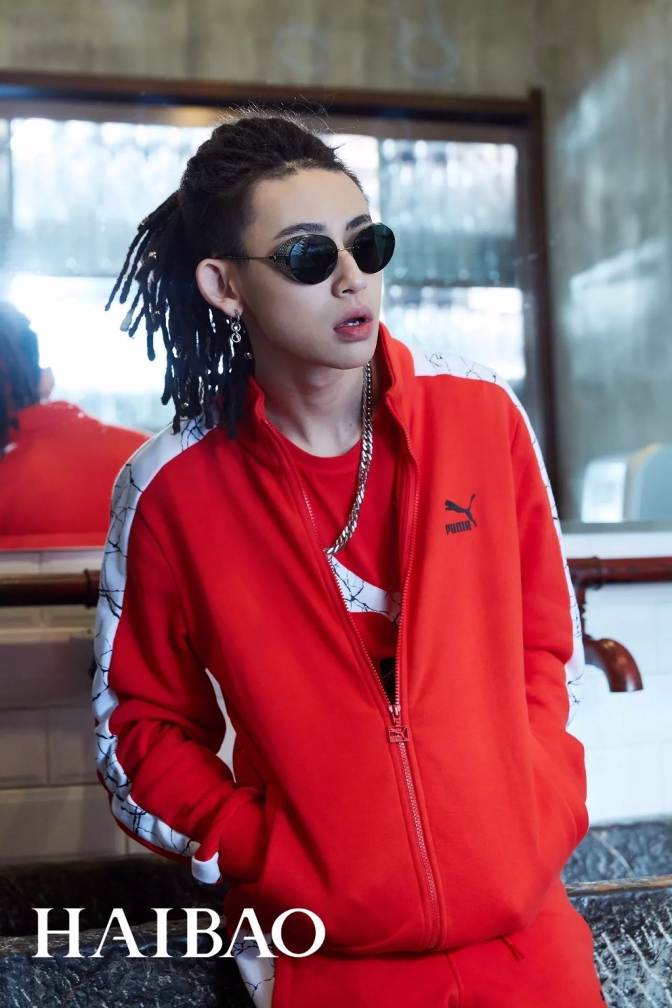 踏上一双红色运动鞋,一头脏辫的小鬼戴上酷酷的墨镜,就这样玩转街头!