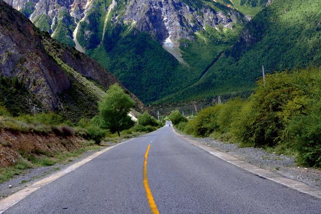 黄金周到来，自己开车不想堵，应该走高速还是走省道？