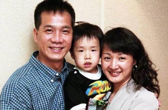 他曾是著名武打明星,如今在街上卖烧饼路人不识,他是谁?