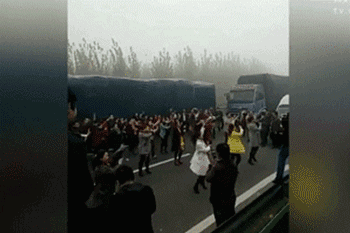 每年都会上演的高速聚会 你今年用什么姿势参与