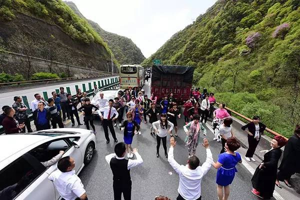 每年都会上演的高速聚会 你今年用什么姿势参与