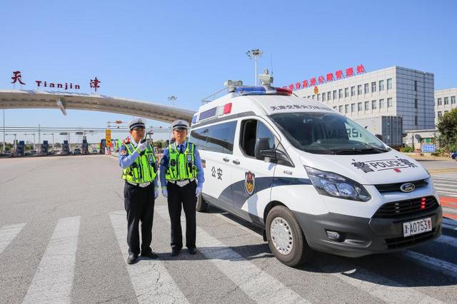 黄金周期间,高速交警尖刀机动队持续在本市所有高速公路进行巡逻执法.