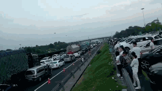 每年都会上演的高速聚会 你今年用什么姿势参与