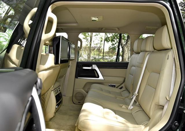 男人都想拥有的一款车，还有8个座位，国庆上高速不免费