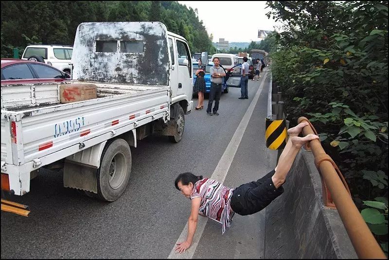 每年都会上演的高速聚会 你今年用什么姿势参与