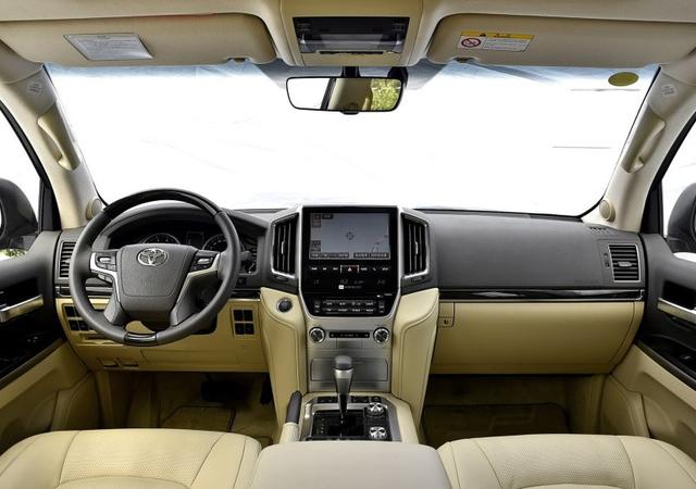 男人都想拥有的一款车，还有8个座位，国庆上高速不免费