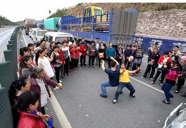 每年都会上演的高速聚会 你今年用什么姿势参与
