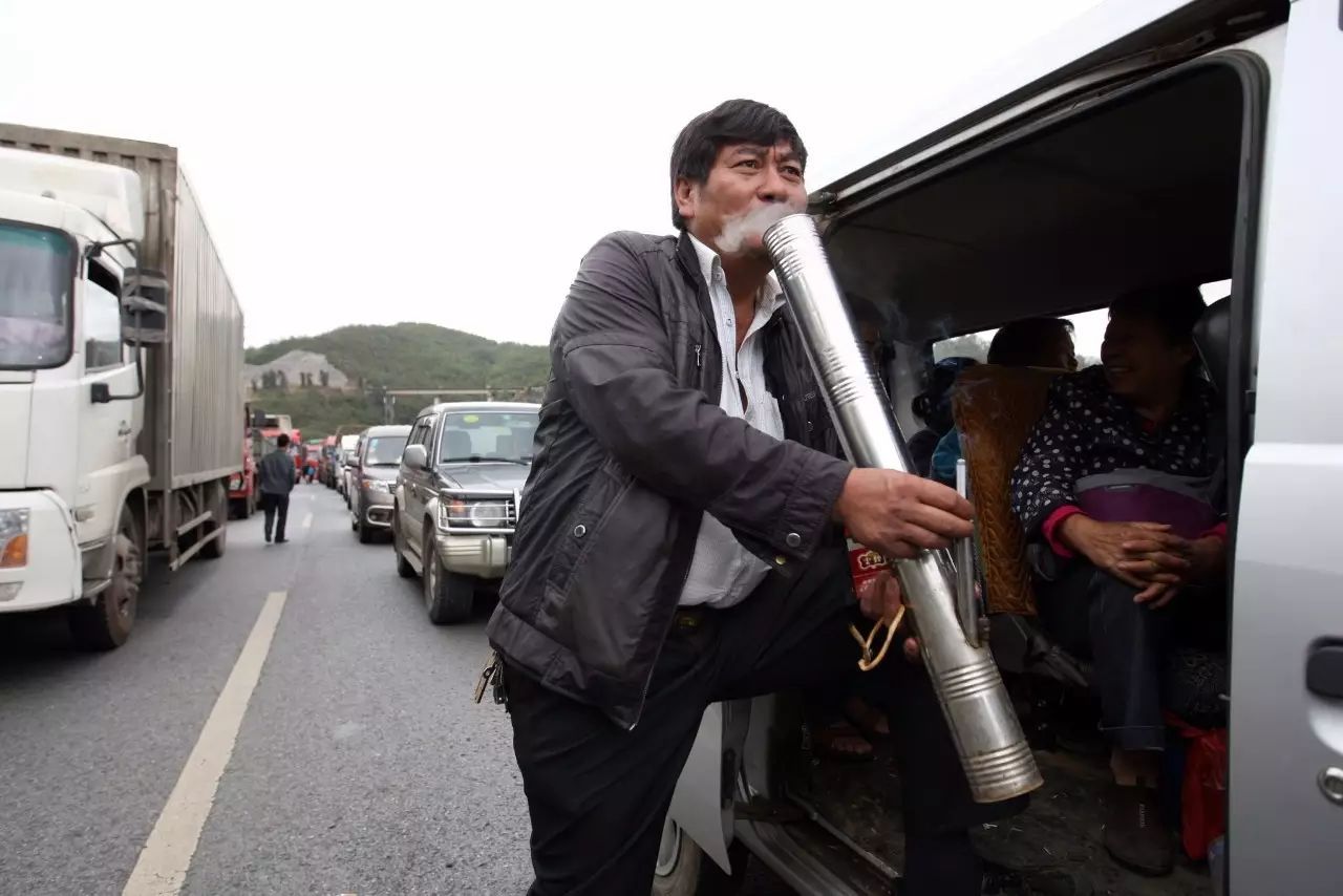 每年都会上演的高速聚会 你今年用什么姿势参与