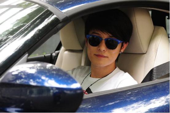 开车或多或少都会有一点耍帅扮酷的驾驶动作,这些看似帅气十足,其实