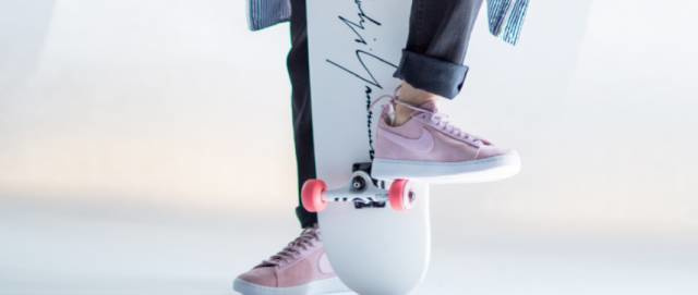 非常好看的鞋带系法让粉丝受教,王俊凯街头玩