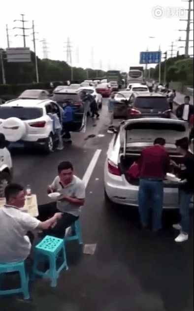 每年都会上演的高速聚会 你今年用什么姿势参与