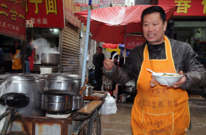 男子带30元路边摆摊卖小吃,今成功一次性付清买房,太牛了!