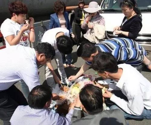 每年都会上演的高速聚会 你今年用什么姿势参与