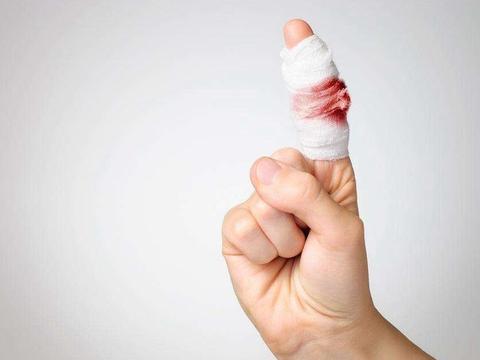 女子剁鸡不小心剁断手指 交警警车开道8分钟送医院