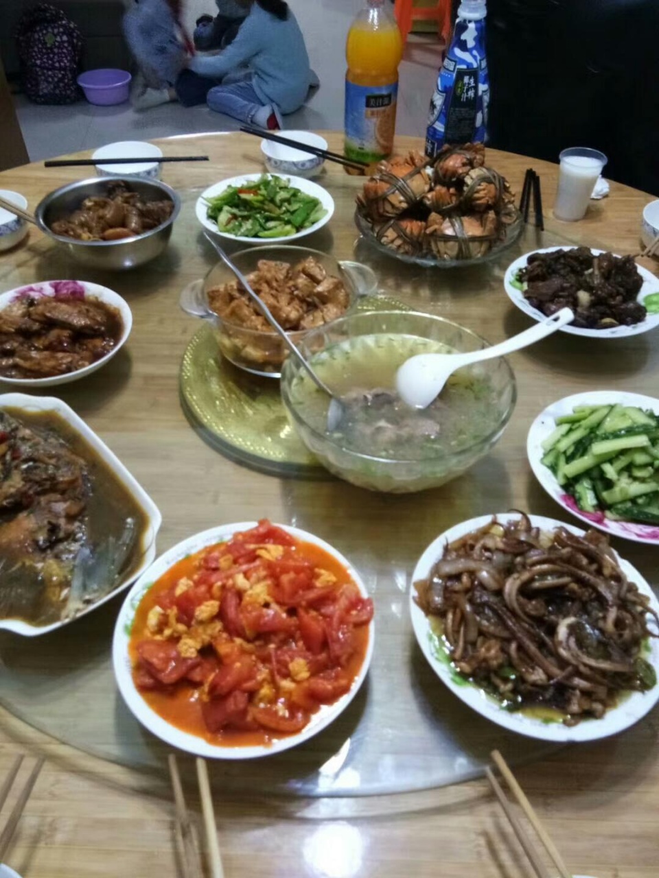 全国朋友晒中秋美食,穷人饭菜看着心酸,富人饭菜看着眼花缭乱