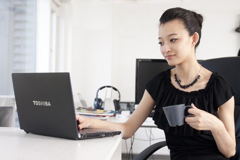 赵小文心里乐开了花. 人事部小姐把赵小文带到总裁办公室门口就走了.