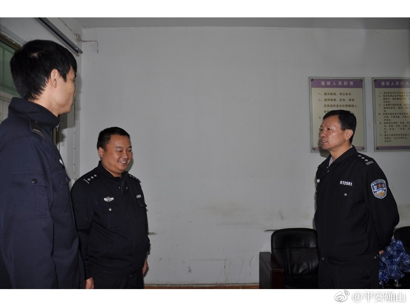 韦书政局长中秋节冒雨深入基层慰问民警