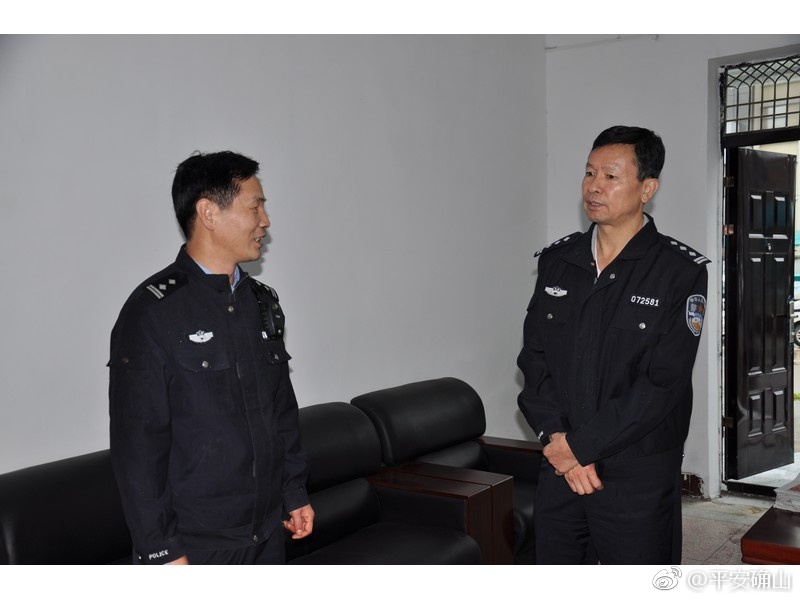 韦书政局长中秋节冒雨深入基层慰问民警