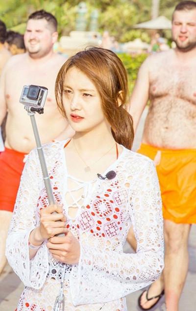 郑爽胆子太大了!蕾丝裙穿成透视装,网友:真的是一览无余啊!