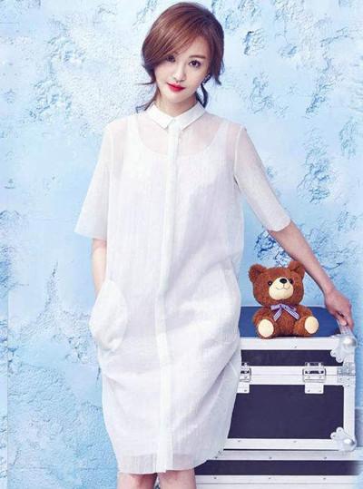 郑爽胆子太大了!蕾丝裙穿成透视装,网友:真的是一览无余啊!