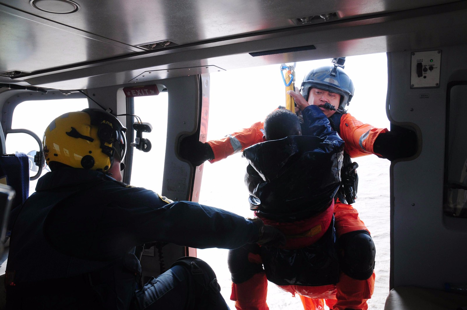加上吊运点小和大浪一波接一波的拍打着,吊运出舱救人的救生员刘佳冒