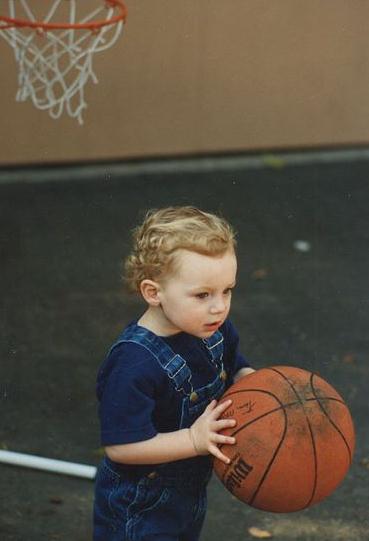 最近多才的网友就玩了一把ps,神还原的了nba巨星的小时候! 杜兰特