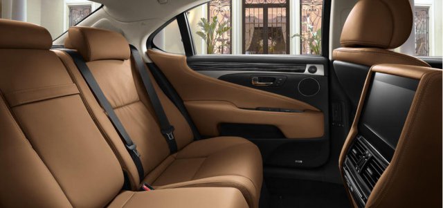 国庆高速车祸频发，坐哪个位置能救自己一命？