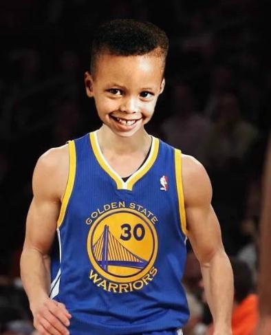 接下来是恶搞时间:小学生库里真是完全无毫无违和感啊,不愧是萌神!