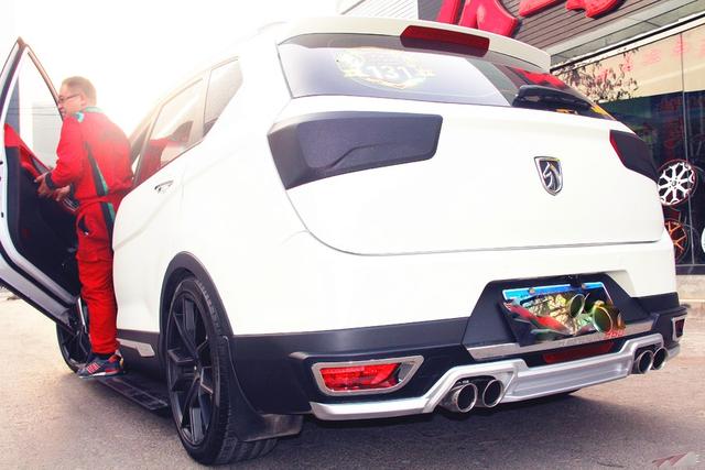 把宝骏560改装成剪刀门,带妹子上车非常快