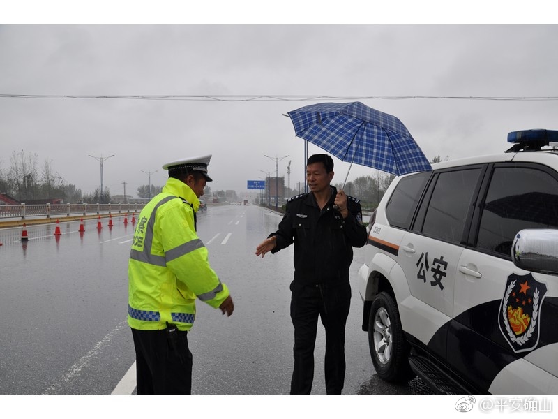 韦书政局长中秋节冒雨深入基层慰问民警