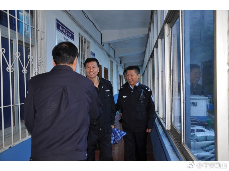 韦书政局长中秋节冒雨深入基层慰问民警