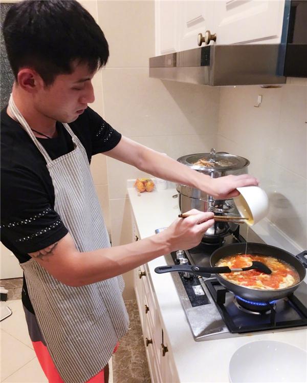 挣6000万仍为父母做饭,女生想嫁他:老公我想吃