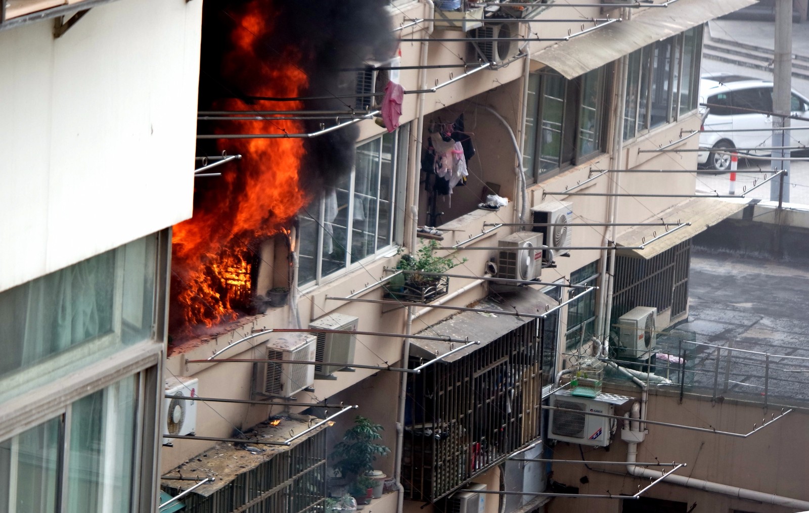 上海一居民楼突发大火,正值中秋节,消防官兵火速出警救援_新浪看点