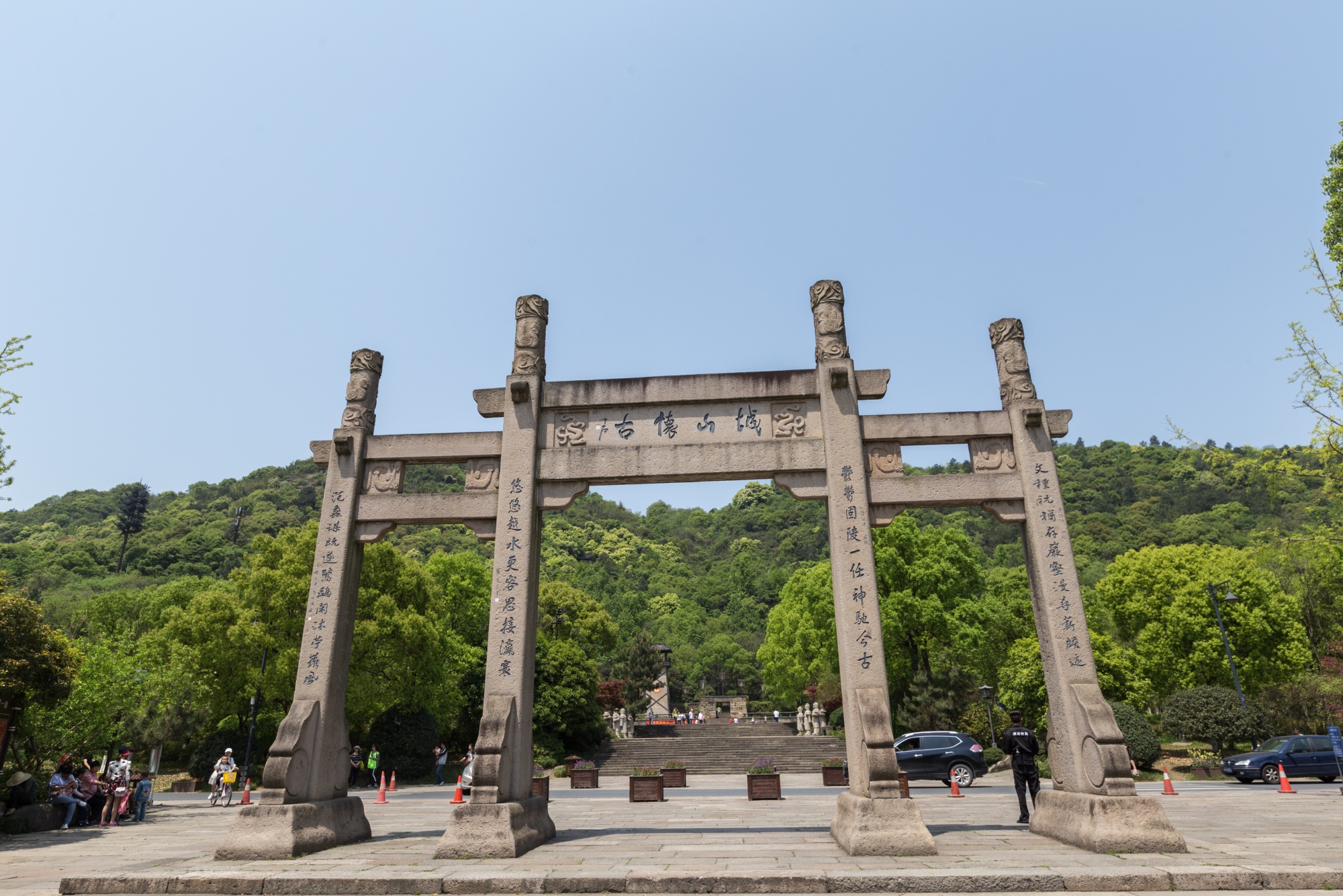 遗址位于山巅,中间低四周高,高处即为人工夯筑的城垣,平面呈横葫芦状