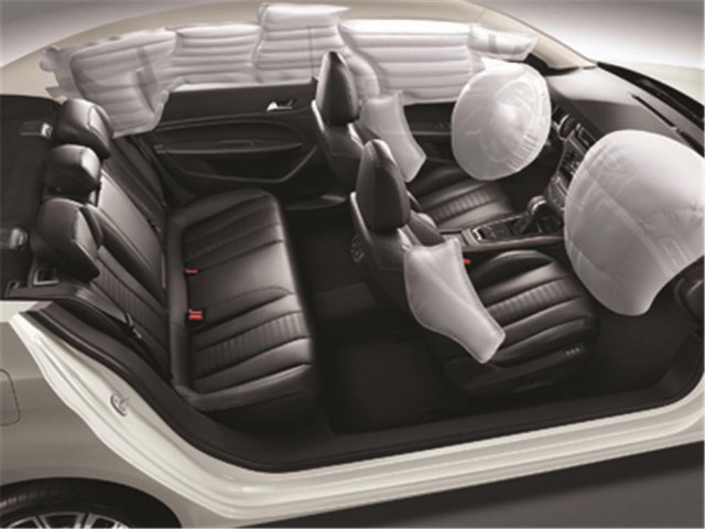 国庆高速车祸频发，坐哪个位置能救自己一命？