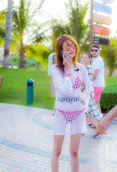 郑爽胆子太大了!蕾丝裙穿成透视装,网友:真的是一览无余啊!