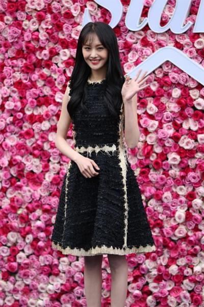 郑爽胆子太大了!蕾丝裙穿成透视装,网友:真的是一览无余啊!