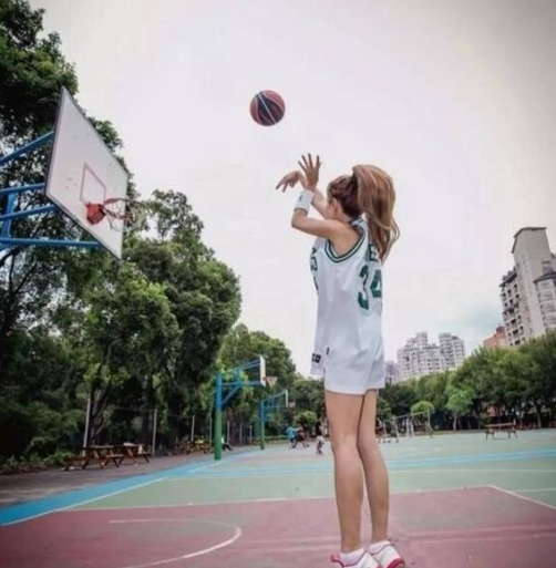 她是90后第一位踏上篮球场的女生,挥汗如雨!