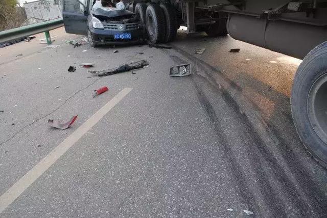 返程大堵车，发生碰撞不着急，拍好4张照片就可以了