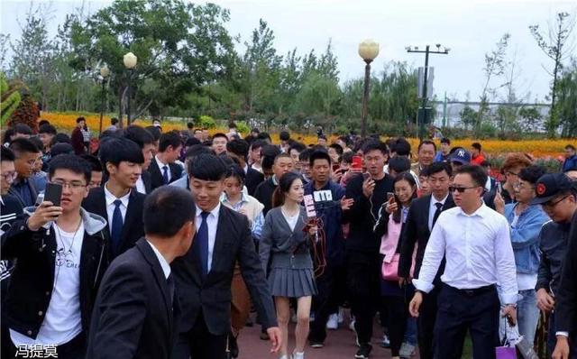 网红女主播现身景区,保镖前呼后拥,场面犹如国际巨星