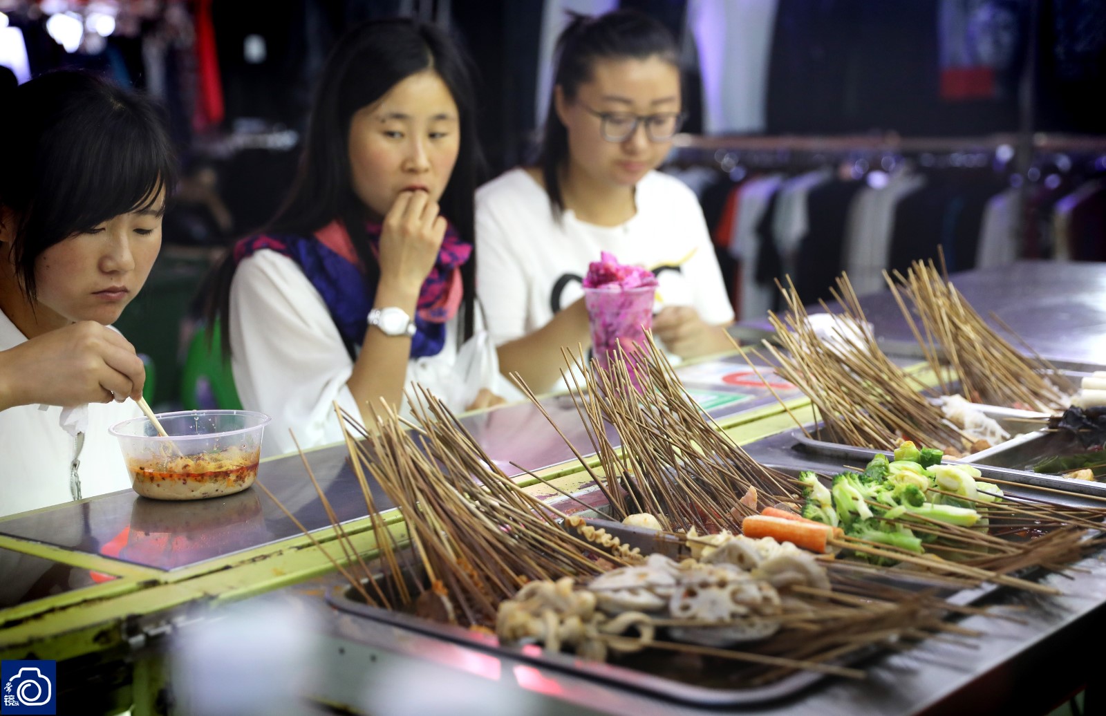 "疯狂串串"包围长假,小摊3天卖上万根烤串|烤串|长假|疯狂_新浪新闻