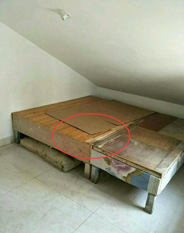 简单的床板,就这样当床睡觉了.