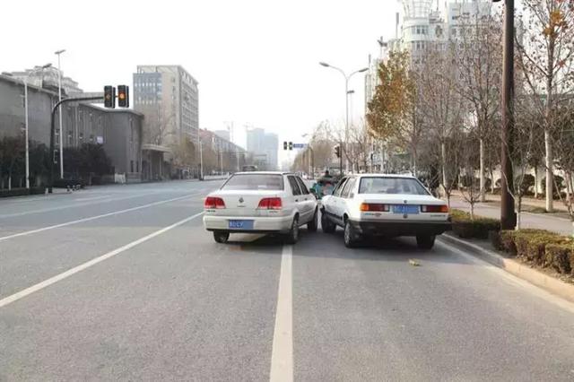 返程大堵车，发生碰撞不着急，拍好4张照片就可以了