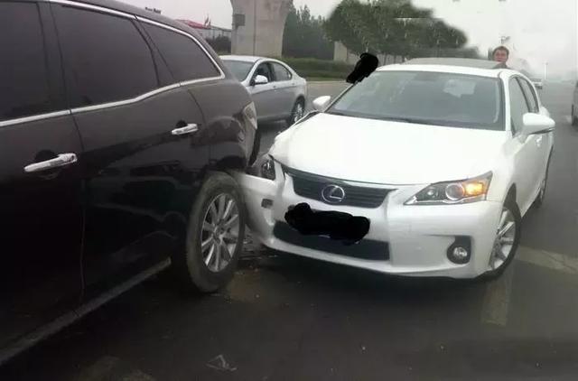 返程大堵车，发生碰撞不着急，拍好4张照片就可以了