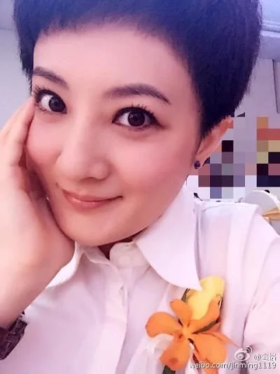 如今金铭顶着一头短发,穿着舒适随意.