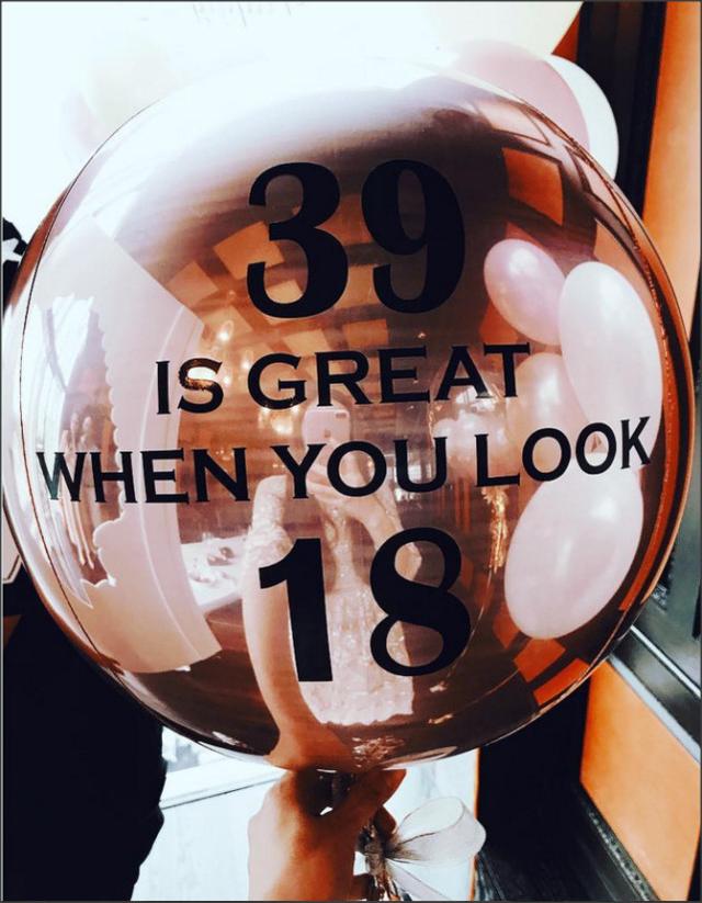 未婚夫不见人影,吴佩慈过39岁生日自豪像18岁